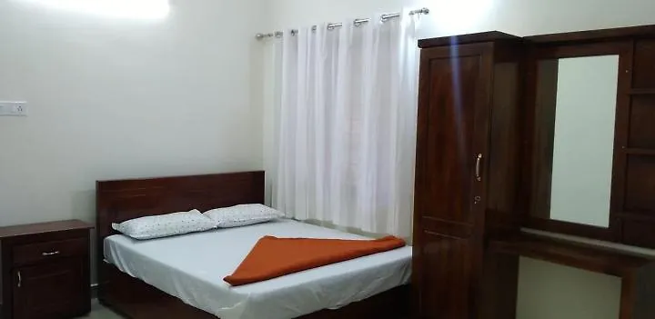 Beegees Homestay Pīrmed Dom wakacyjny